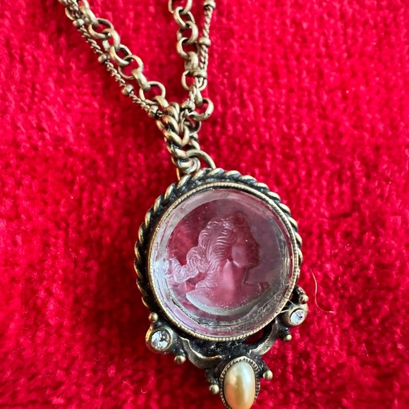 Elegant Gold Pendant Cameo Etched Necklace, Sweet Romance - Picture 3 of 9